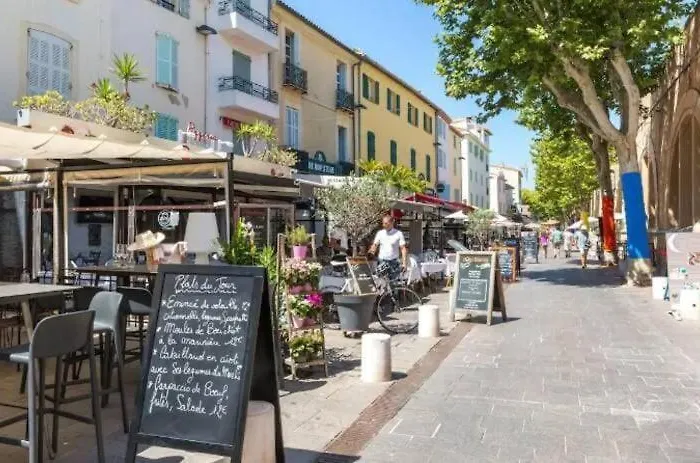 Lägenhet Authentique Au Centre D'antibes *
